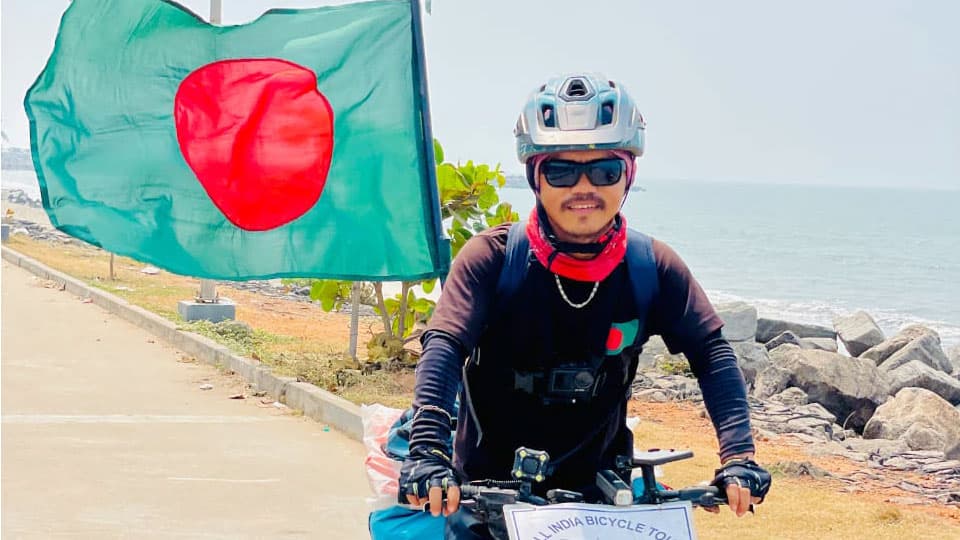 সাইকেলে ভারতের ১০ রাজ্য ভ্রমণ কাপ্তাইয়ের বীর কুমার তনচংগ্যার 