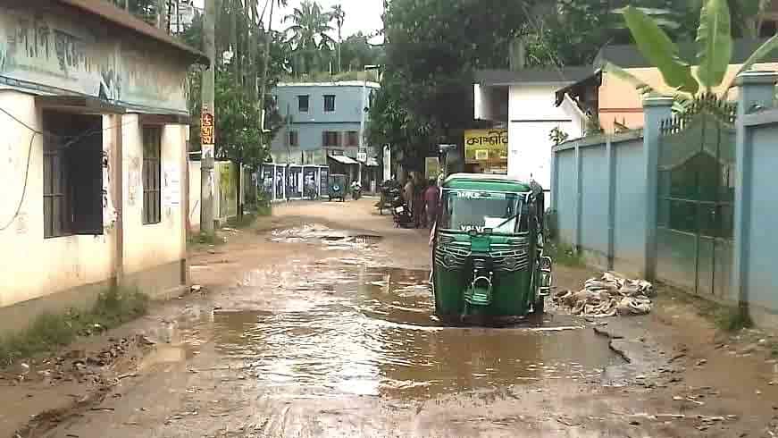 কাপাসিয়ার কলেজ রোড ভাঙা, চলাচলে ভোগান্তি