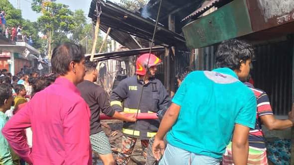 আগুনে পুড়ল ৭ দোকান ঘর