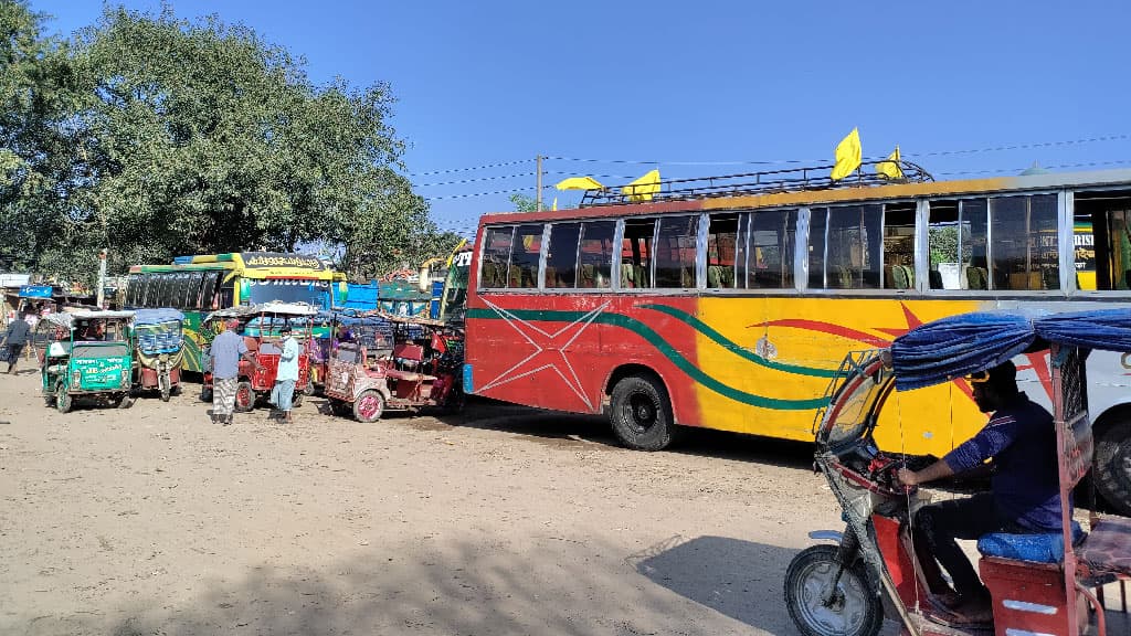 দিনাজপুরে বাস চলাচল করলেও যাত্রী কম, শ্রমিকদের ক্ষোভ