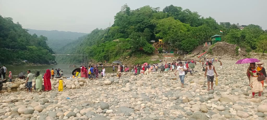 তীব্র তাপপ্রবাহে পর্যটকের প্রভাব পড়েছে পর্যটনকেন্দ্র জাফলংয়ে