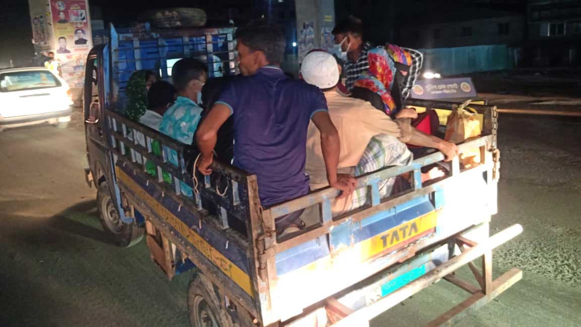 উত্তরায় রাতের আঁধারে কৌশলে পিকআপে যাত্রী পরিবহন