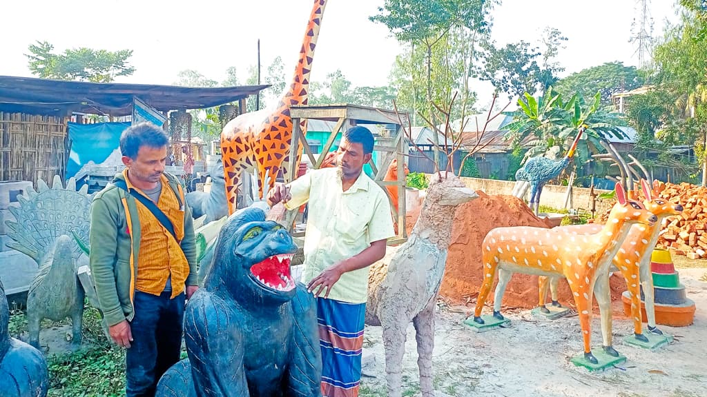 মাটি রেখে সিমেন্টে মৃৎশিল্পীরা