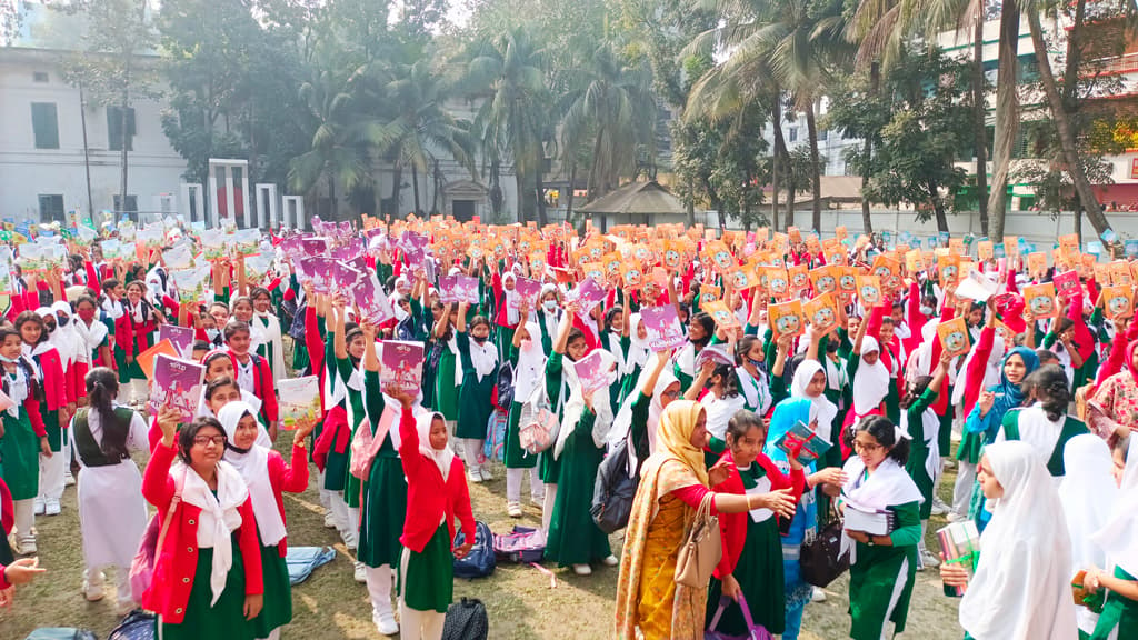 কেউ মেতেছে উৎসবে, কারও মন খারাপ