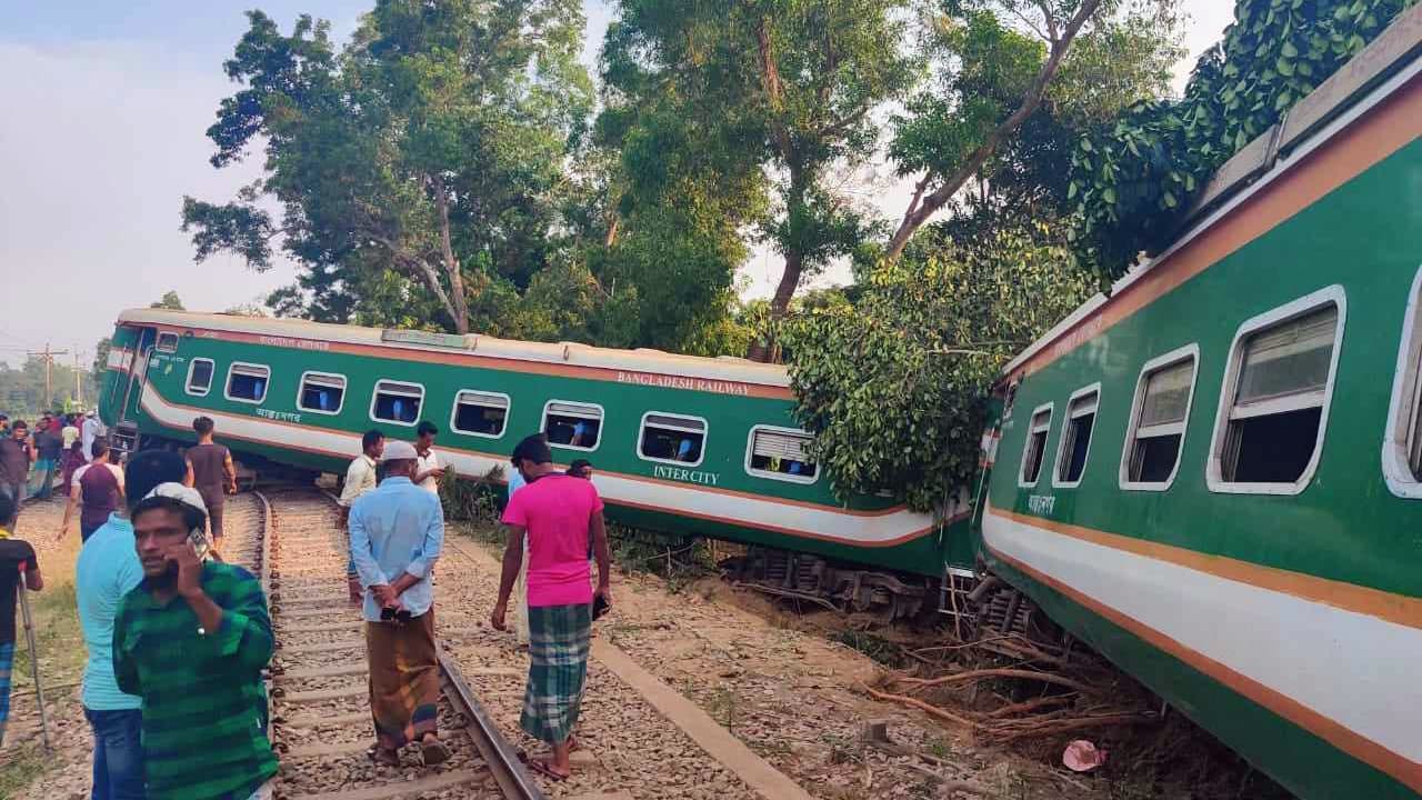 কুমিল্লায় ট্রেন দুর্ঘটনা: ৮ ঘণ্টায় একটি বগিও উদ্ধার হয়নি, চলাচল বন্ধ