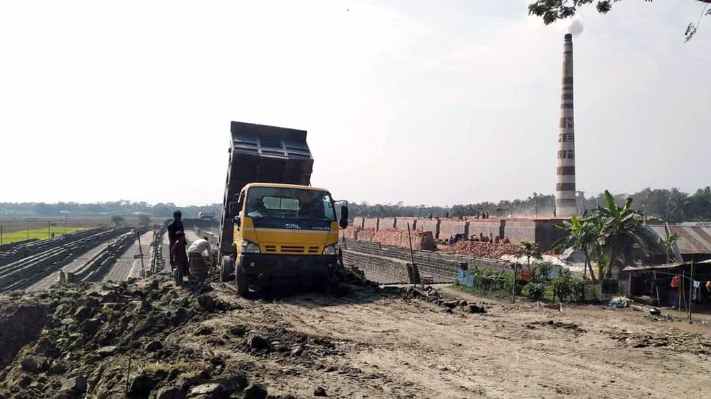 টপ সয়েল কেটে ইট তৈরি