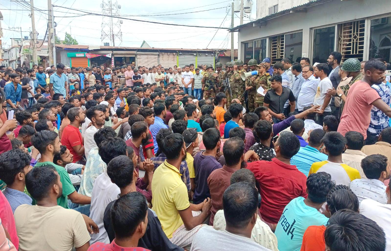 নরসিংদীতে সেনাবাহিনীর মধ্যস্থতায় কাজে ফিরলেন ২০ হাজার শ্রমিক 