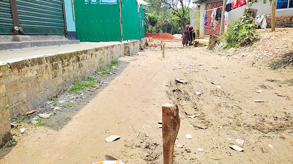 শ্রীপুরে সড়কের মাঝে খুঁটি পুঁতে সংস্কারকাজে বাধা