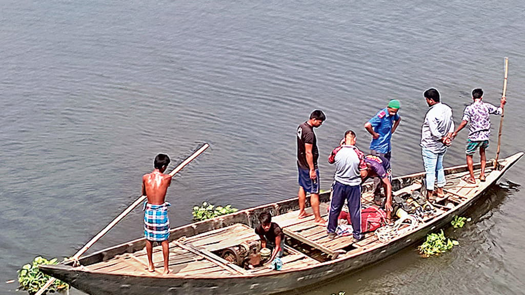 পুলিশের ধাওয়া খেয়ে নদীতে ঝাঁপ যুবকের