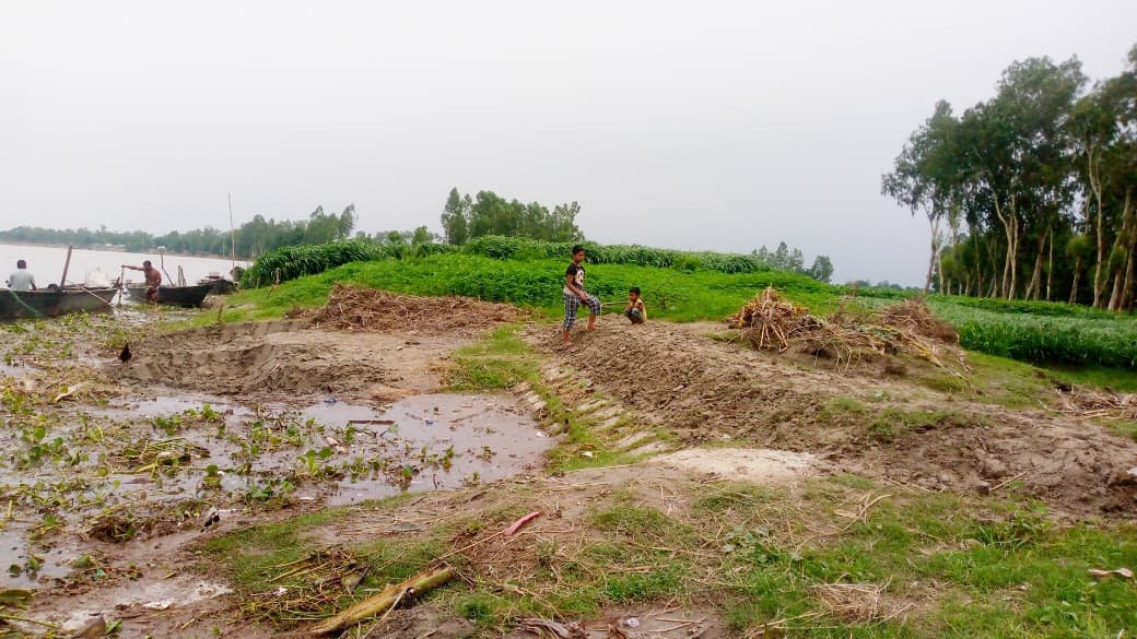 যমুনা নদীতে পানি বৃদ্ধি, স্বেচ্ছাশ্রমে খালের মুখ বাঁধলেন কৃষকেরা 