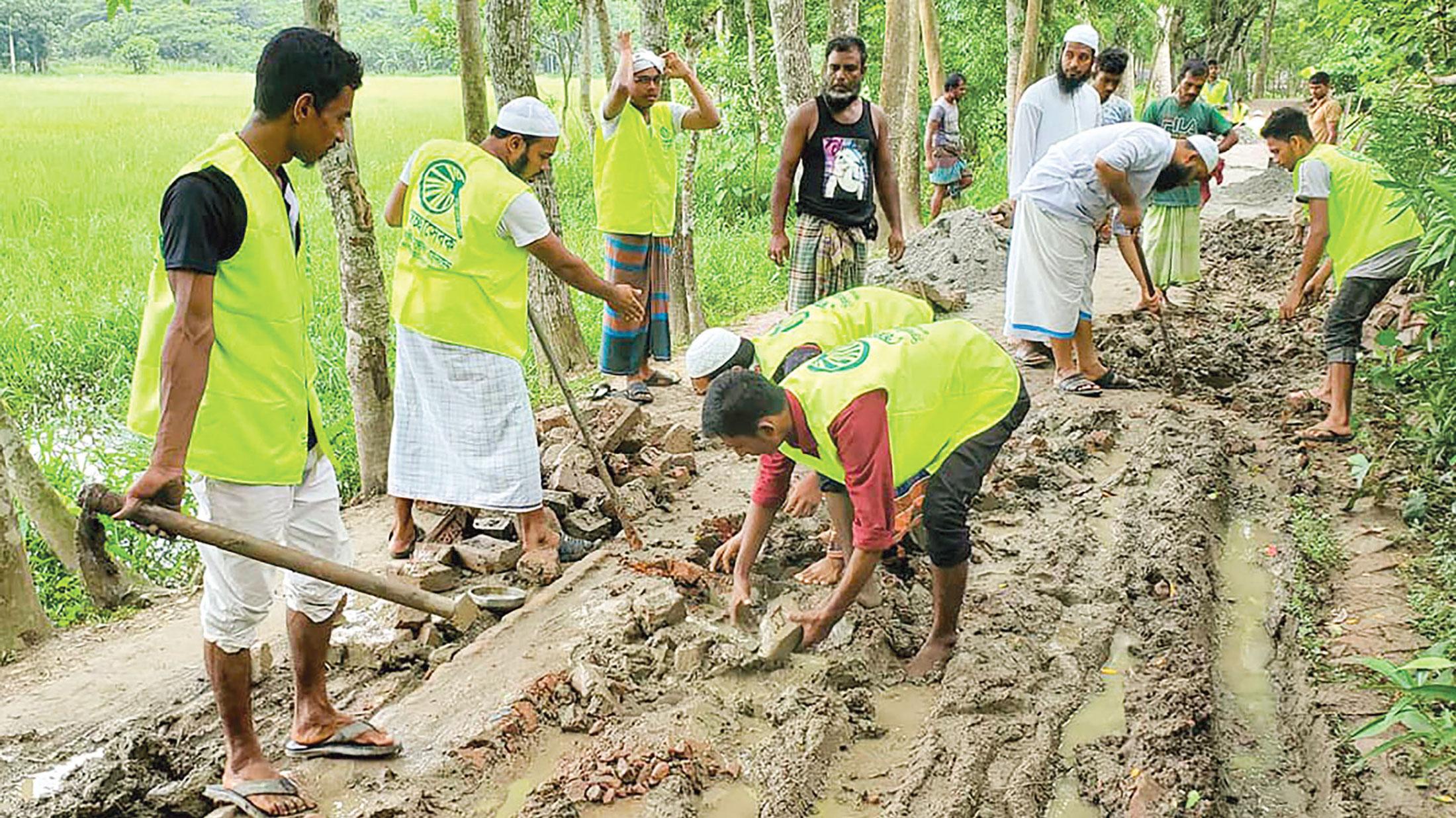 স্বেচ্ছাশ্রমে সড়ক সংস্কার