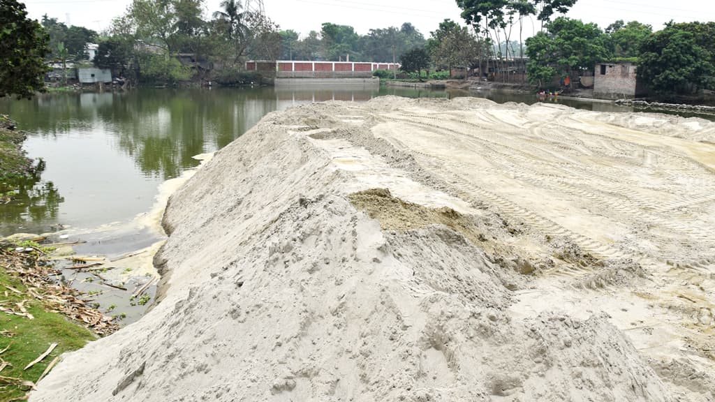 রাজশাহীতে ডিসি-এসপির নাম ভাঙিয়ে ভরাট করা হচ্ছে পুকুর