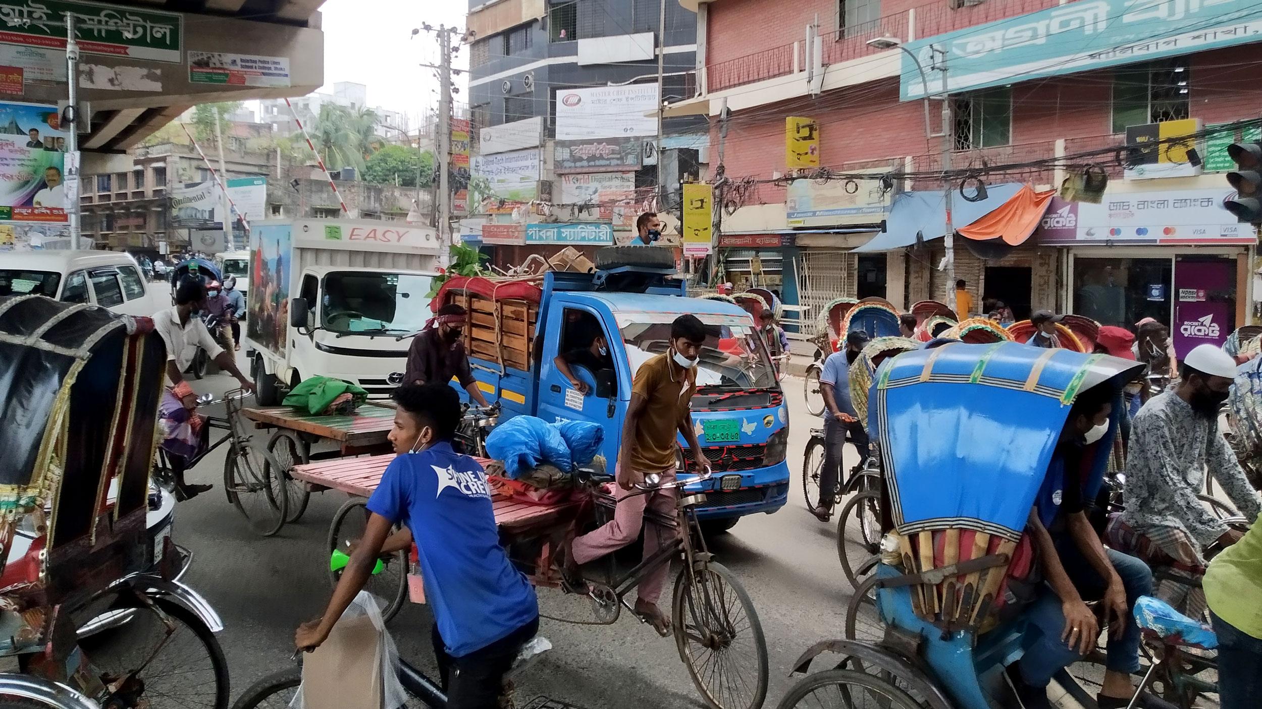 লকডাউন শিথিলের ঘোষণায় সড়কে মানুষ ও যান চলাচল বেড়েছে