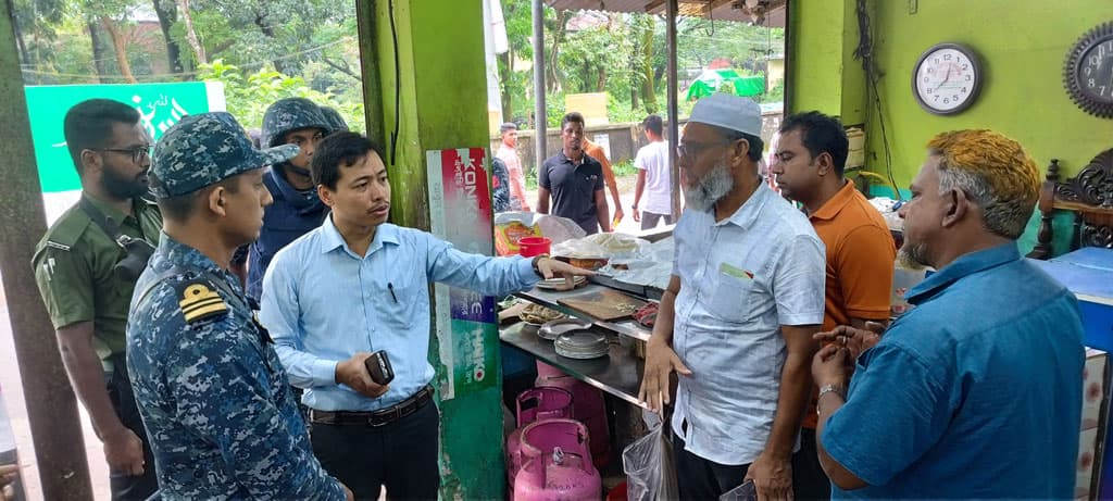 হাতিয়ায় অস্বাস্থ্যকর পরিবেশে রান্না করায় ২ রেস্তোরাঁ সাময়িক বন্ধ