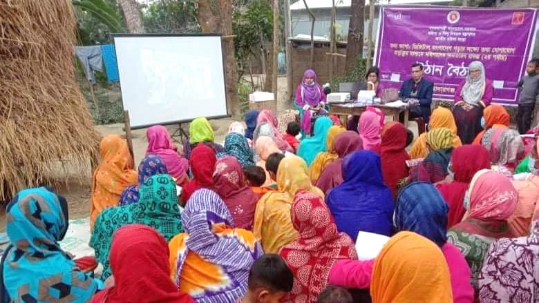 নারীদের আলোর পথ দেখাচ্ছে ‘তথ্য আপা’