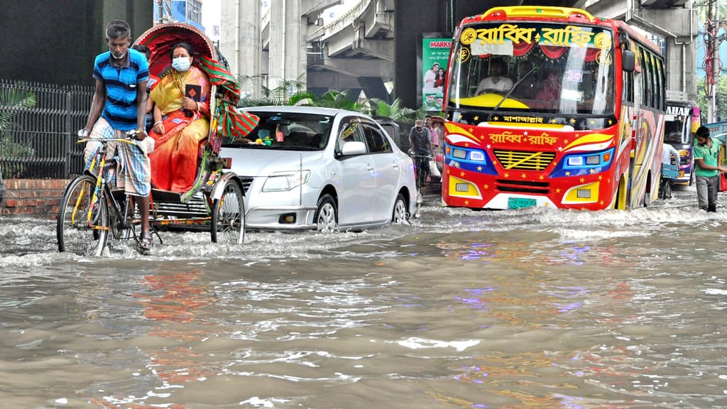 অল্প বৃষ্টিতেই কোমর পানি