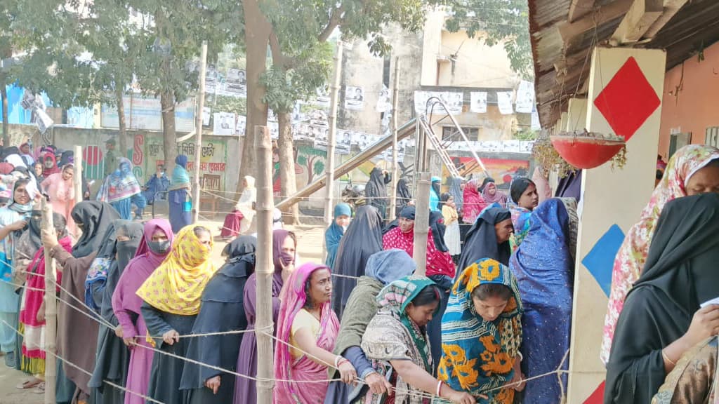 রূপগঞ্জের কেন্দ্রগুলোতে পুরুষ ভোটারের চেয়ে নারী উপস্থিতি বেশি