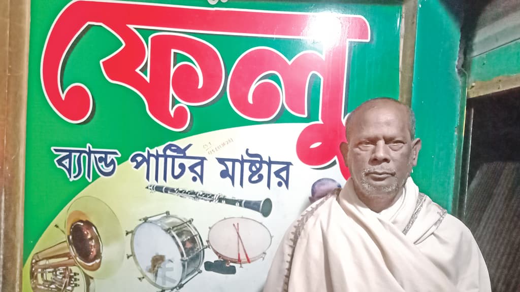 চরণ দাসের চোখে এখন শুধুই অনিশ্চয়তা