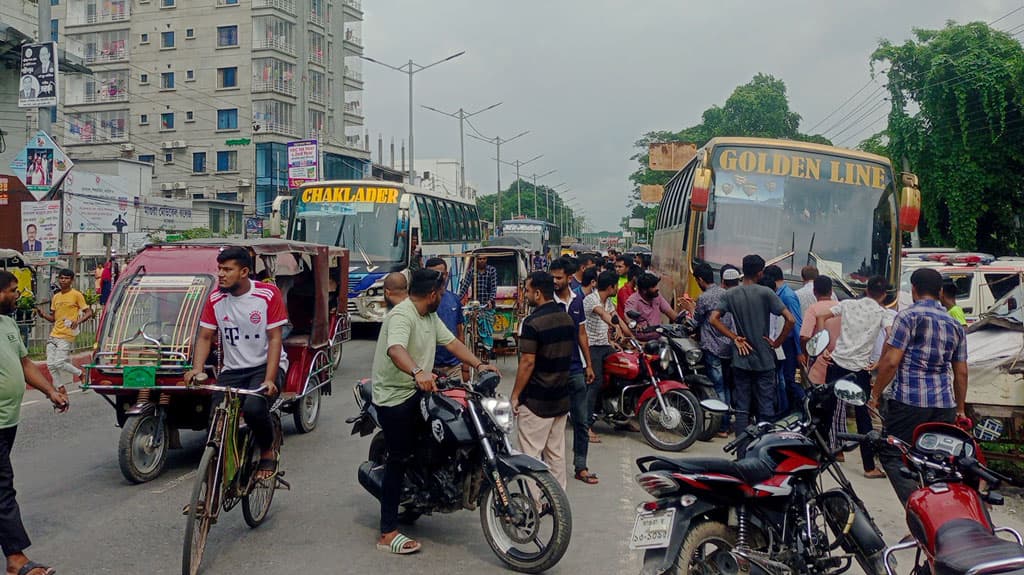 মাগুরায় বাসের চাপায় নারীসহ নিহত ২ 