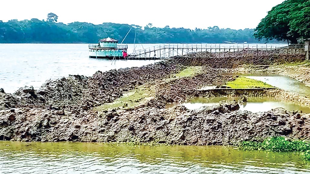 বাঁওড়ের মাটি কেটে ঘের