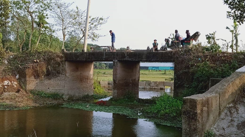 দুই পাশের রেলিং ভাঙা ঝুঁকিতে সেতু পারাপার