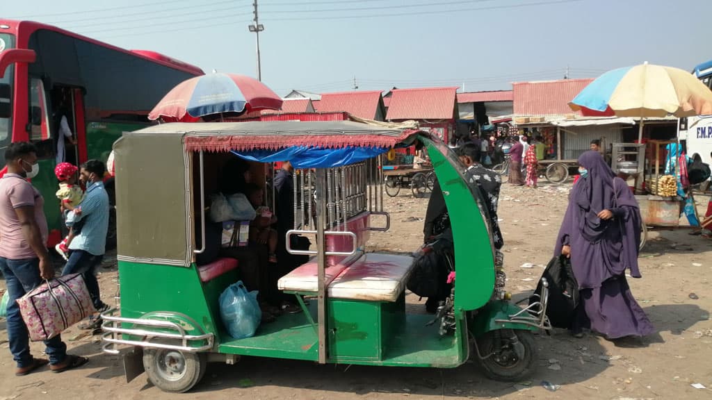 বাংলাবাজার ঘাটে যাত্রীদের দুর্ভোগ