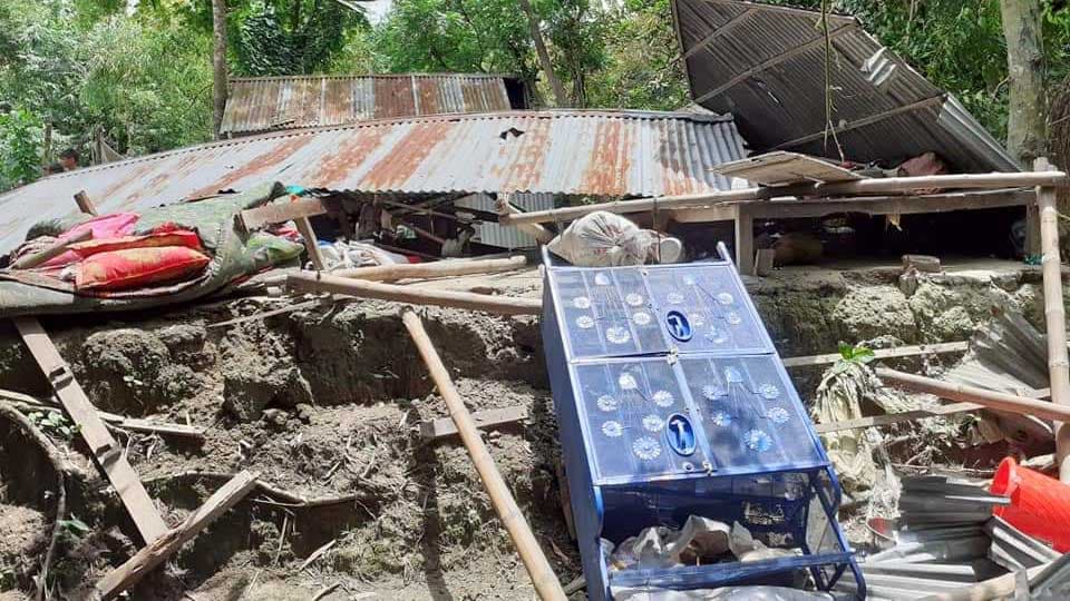 শাহজাদপুরে এক পোশাক শ্রমিকের বসত ঘর ভেঙে দিল দুর্বৃত্তরা