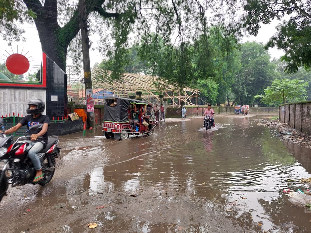 বৃষ্টি থামলেও সরে না সড়কের পানি