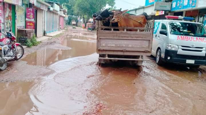 বৃষ্টি হলে পানি জমে গর্তে পথচারীদের ভোগান্তি