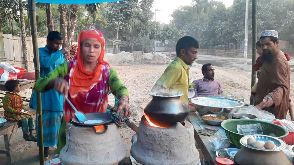 শীত এলে বাড়ে পিঠার কদর