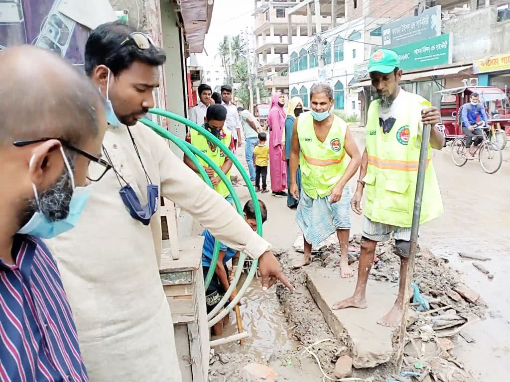 দক্ষিণখানে বৃষ্টি ছাড়াই হাঁটুপানি, নিষ্কাশনের কাজ শুরু করল ডিএনসিসি