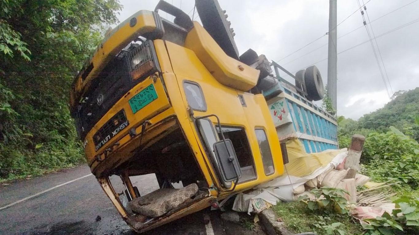 দীঘিনালায় সিমেন্ট বোঝাই ট্রাক উল্টে আহত ২