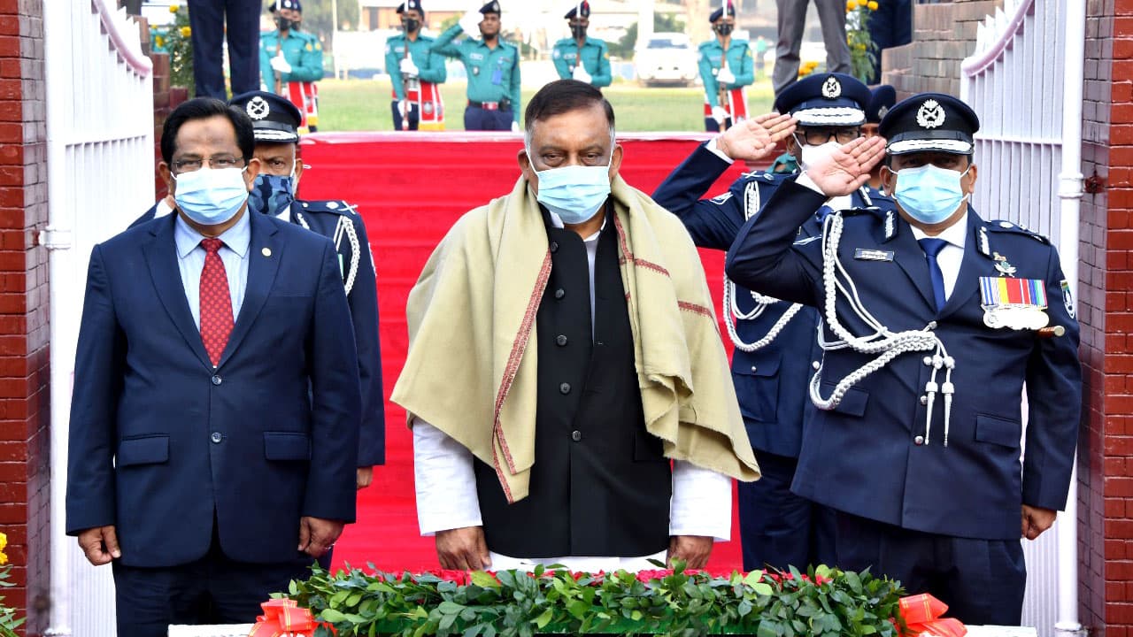 রাজারবাগে শহীদ পুলিশ সদস্যদের প্রতি স্বরাষ্ট্রমন্ত্রীর শ্রদ্ধা 