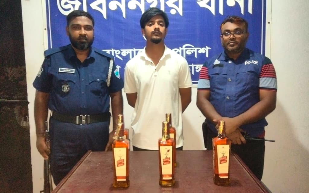 জীবননগরে ভারতীয় মদসহ যুবক গ্রেপ্তার