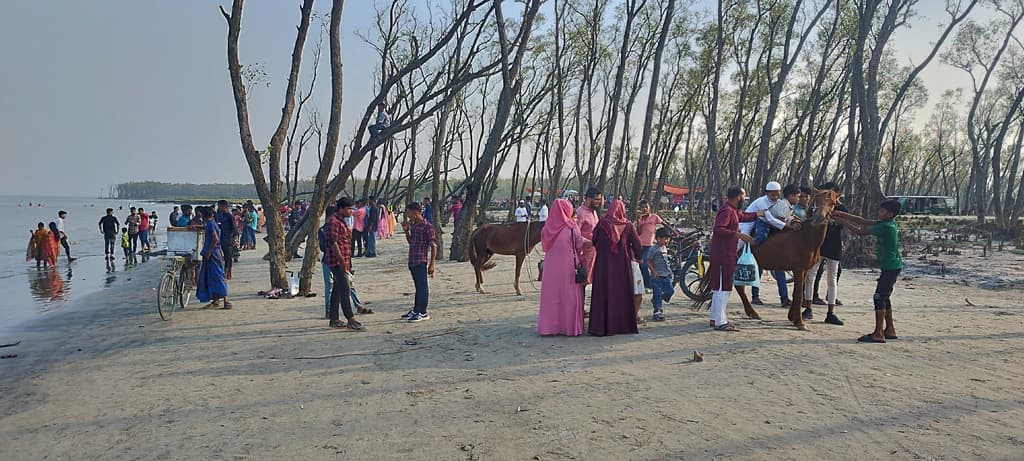 দর্শনার্থীর ভিড়ে মুখর হাতিয়ার কমলার দীঘি 