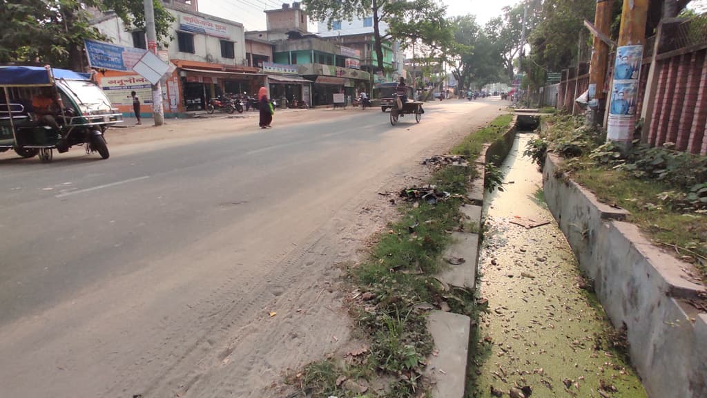 পথের কাঁটা ঢাকনাবিহীন নালা