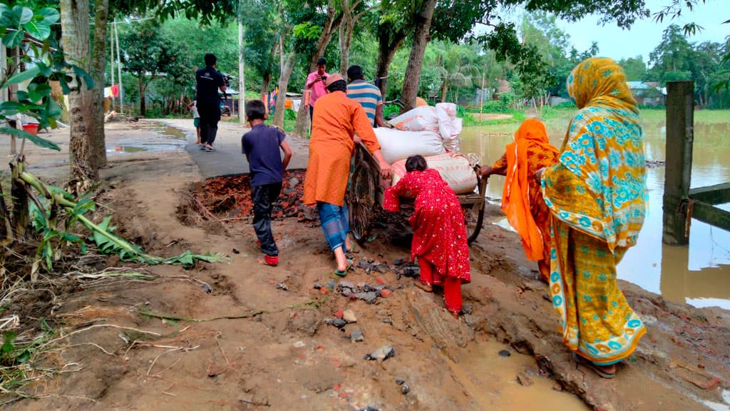 নদ-নদীর পানি কমলেও রাস্তাঘাটের বিপুল ক্ষতি