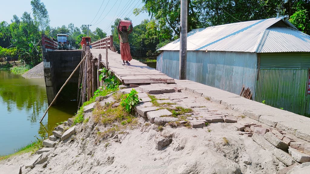 সেতুর সংযোগ চাঁদার সাঁকোতে