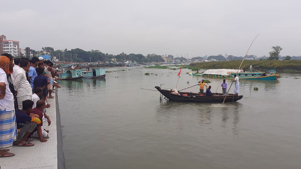 চাঁদপুরে ৪২০০ বস্তা সিমেন্ট নিয়ে ট্রলারডুবি