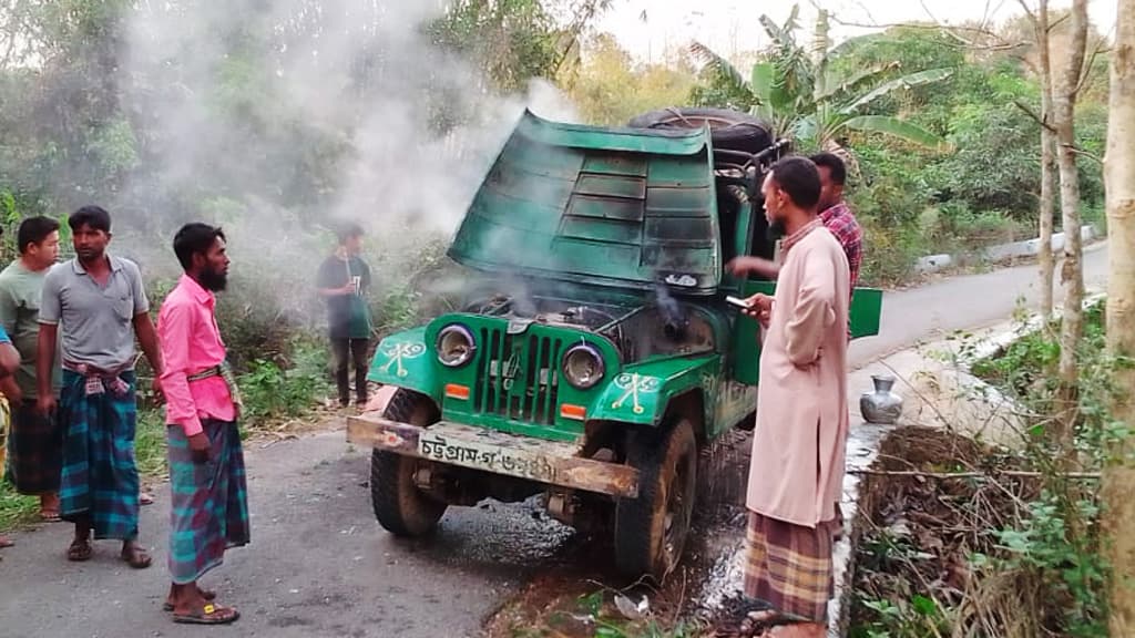 মানিকছড়িতে জিপ গাড়িতে দুর্বৃত্তের আগুন 