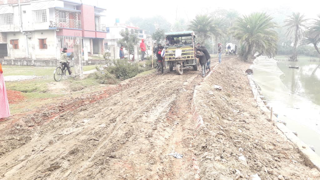 সড়কে ট্রাকের মাটি বৃষ্টিতে কাদা