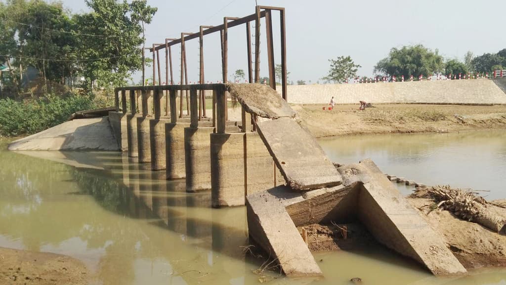 বিধ্বস্ত স্লুইসগেটে আটকে সফল