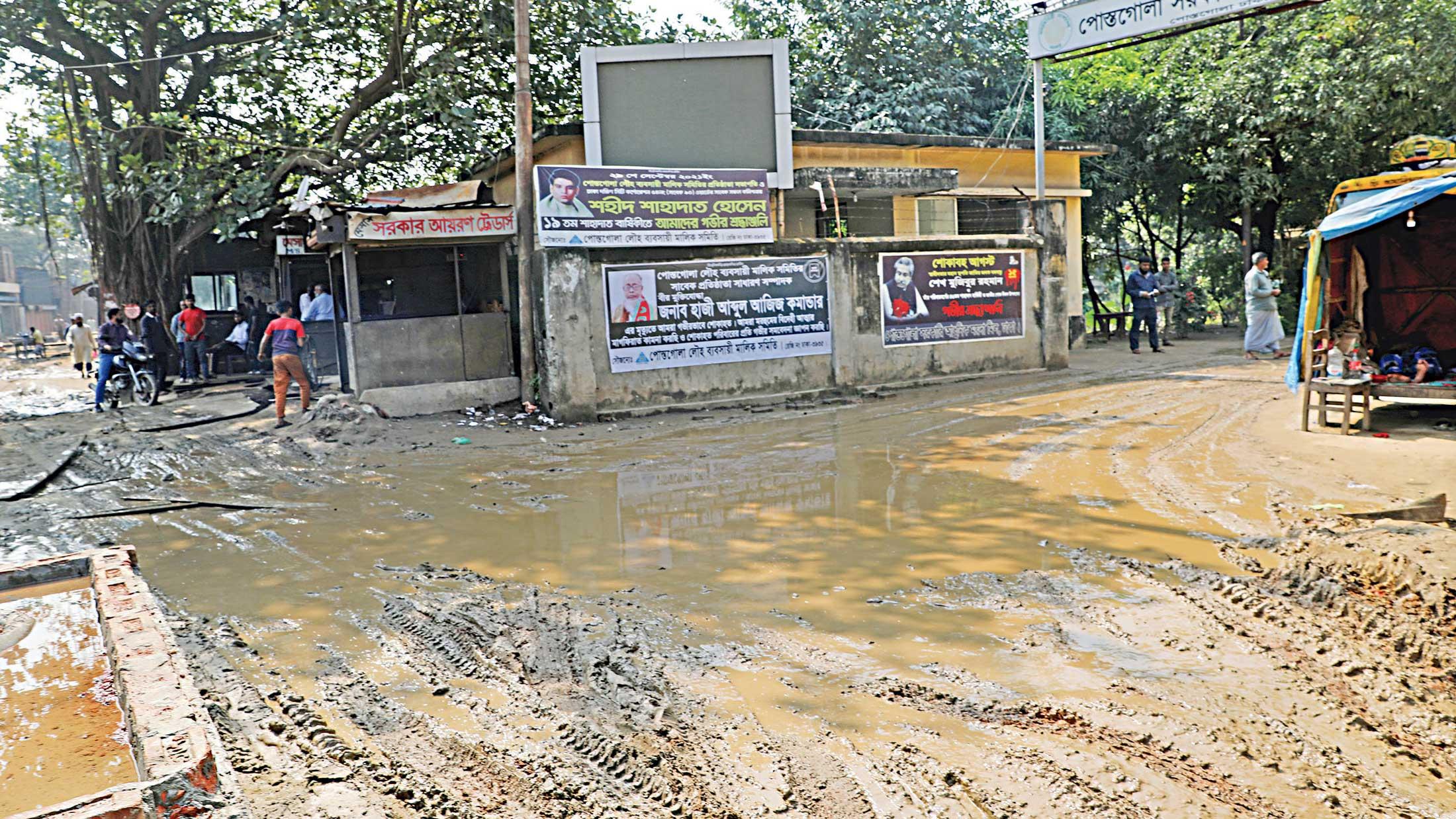 দখলদারদের কবলে সরকারি ময়দা মিলের জমি