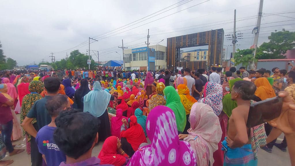 নরসিংদীতে বকেয়া বেতন-ভাতার দাবিতে পোশাক শ্রমিকদের সড়ক অবরোধ