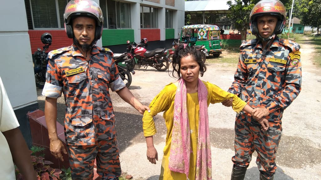  ৫০ ফুট মিনারের চূড়ায় তরুণী, উদ্ধার করল ফায়ার সার্ভিস