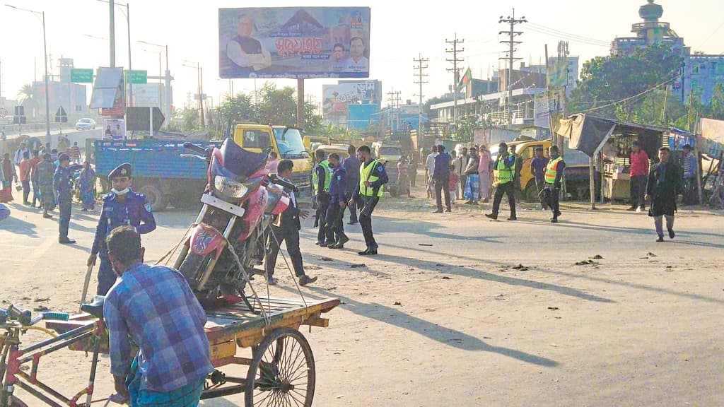 চাঁদাবাজির প্রতিবাদে অটোর চালকদের ধর্মঘট