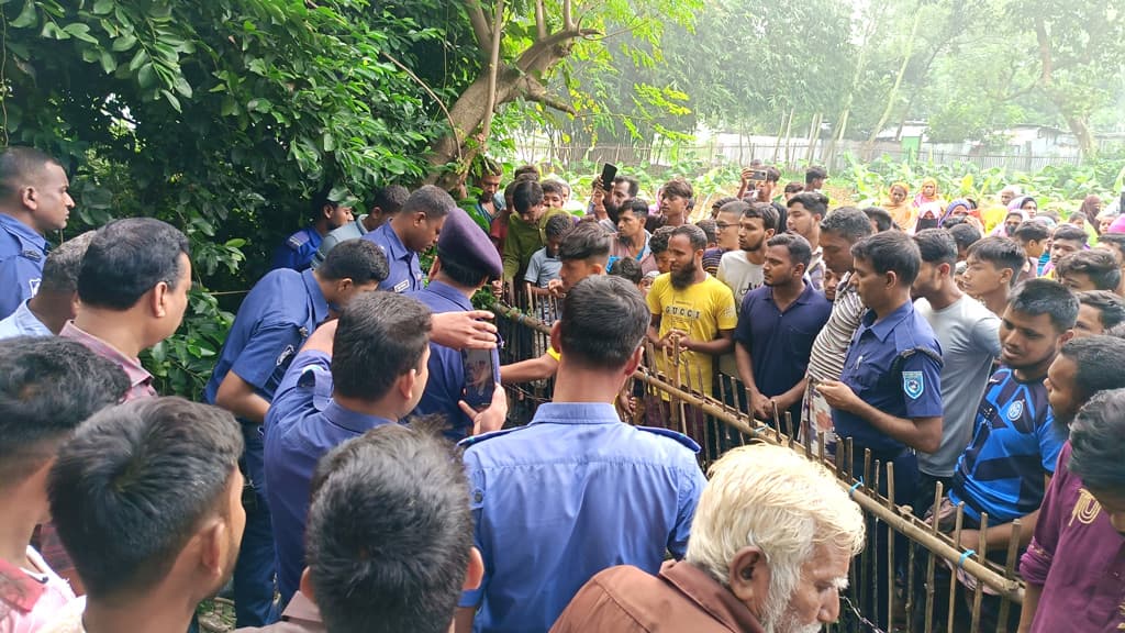 চিরিরবন্দরে ড্রেন থেকে তরুণীর মরদেহ উদ্ধার