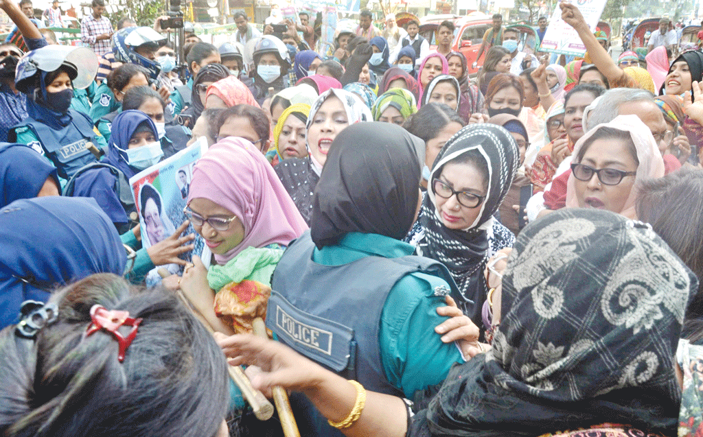 মহিলা দলের মিছিলে পুলিশের বাধা