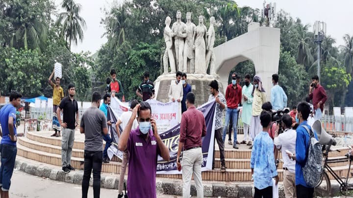 হল খোলার দাবিতে কর্মসূচিতে দাঁড়াতেই দিল না ছাত্রলীগ