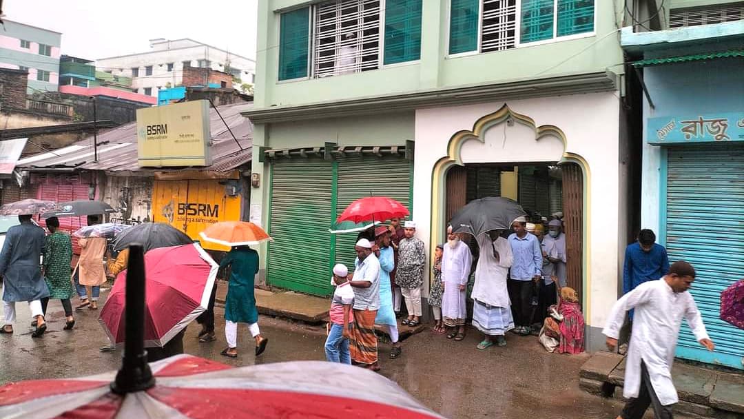 বৃষ্টিতে ঈদের নামাজ মসজিদে